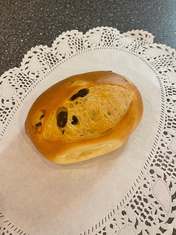 Produktfoto zu Süßes Brötchen mit Rosinen